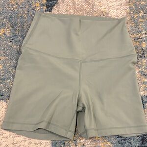 Yogalicious 5” high rise shorts, women’s medium